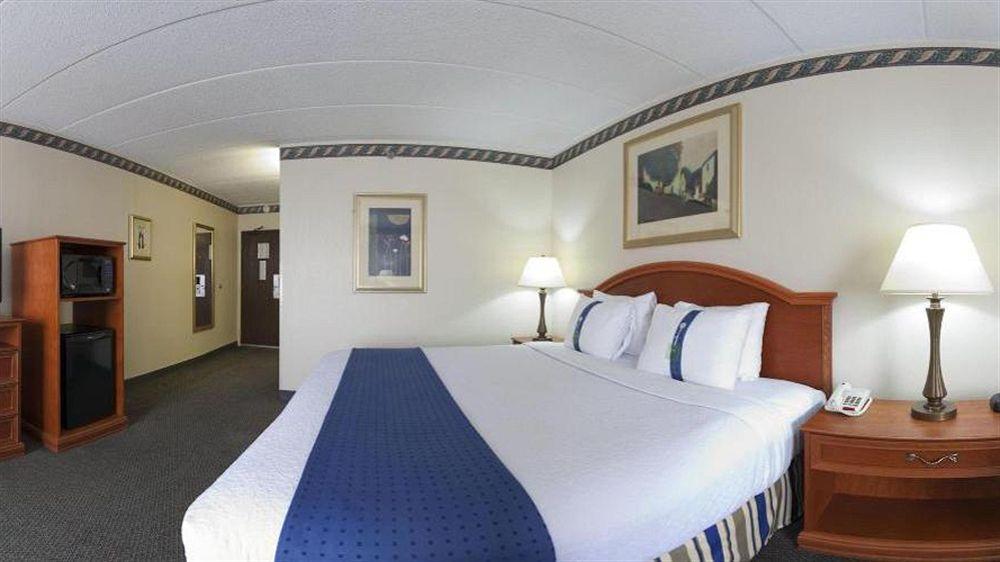 Holiday Inn Rockford By Ihg Екстер'єр фото